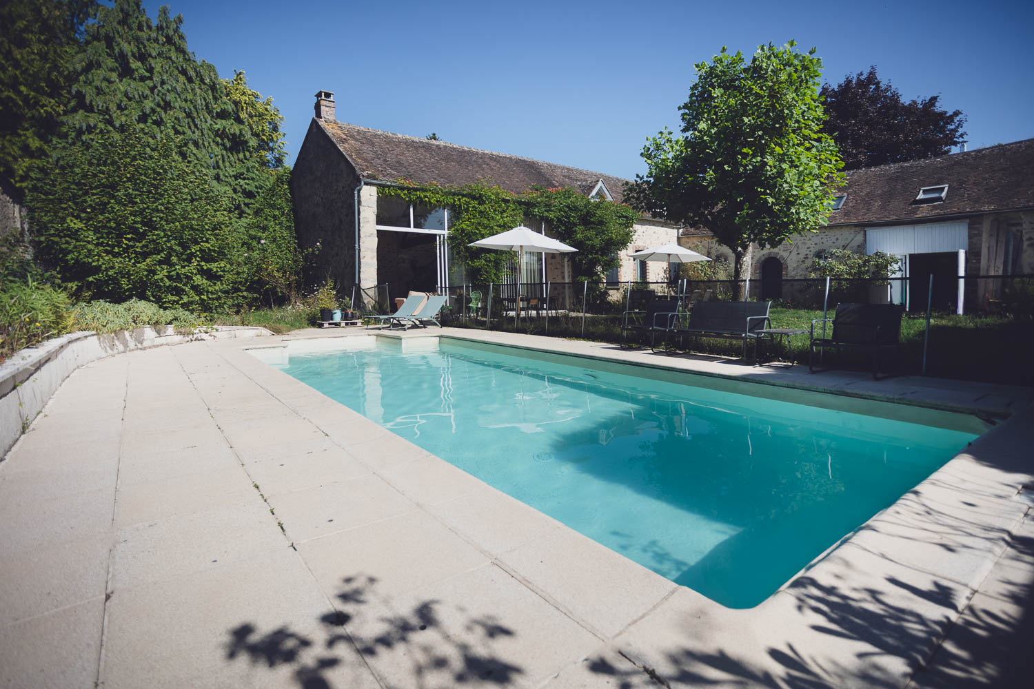 Piscine et jardin d'Ecoliving le Chemin à Blennes – gîte de groupe en Seine-et-Marne